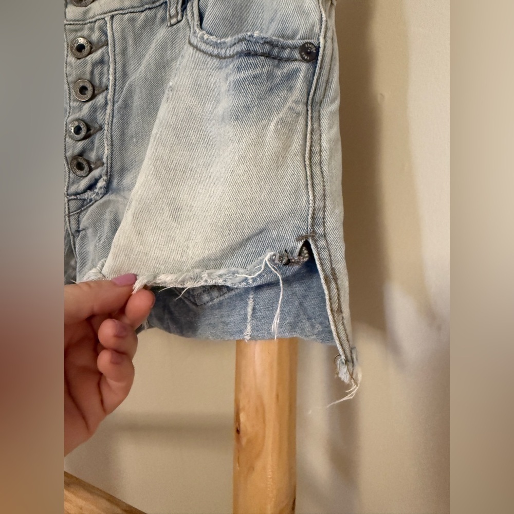 Free People Runaway Cutoff Denim Jean Distressed Shorts, Size 27 - Picture 5 of 6